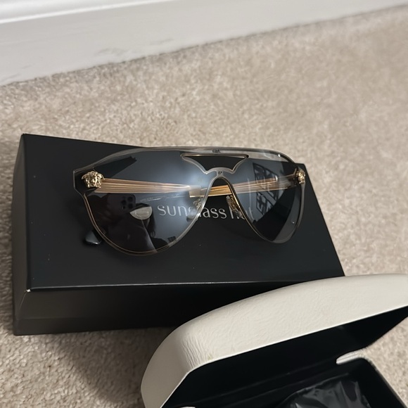 Versace sunglasses - Picture 2 of 3